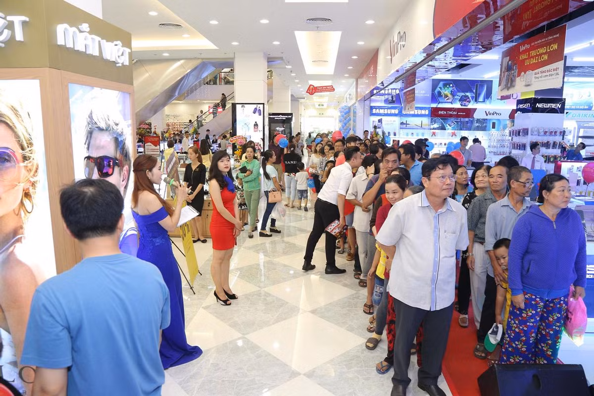 Hàng trăm khách hàng đang xếp hàng dài chờ đến lượt mua hàng với giá đặc biệt ưu đãi.