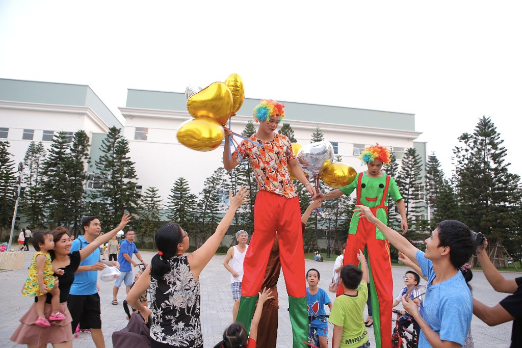 Hàng loạt các tiết mục biểu diễn đường phố hấp dẫn được tổ chức tại Vincom trên toàn quốc.