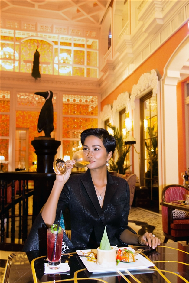 Cô nàng tân hoa hậu cũng không quên khai vị bằng một ly vang hảo hạng trong số rất nhiều loại vang trứ danh tại nhà hàng được chuyên gia chọn lựa.