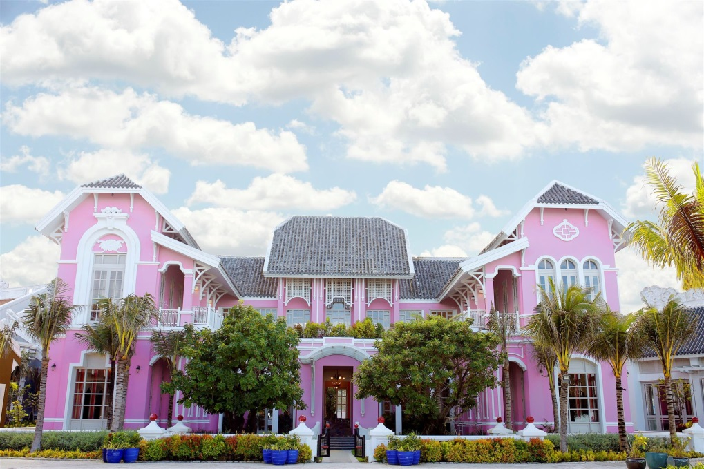 Pink Pearl là nhà hàng thứ năm vừa chính thức đi vào hoạt động vào cuối tháng 1 vừa qua tại khu nghỉ dưỡng đẳng cấp nhất thế giới 2017- JW Marriott Phu Quoc Emerald Bay. Với không gian sang trọng, thực đơn hấp dẫn, đầu bếp đẳng cấp, nhà hàng Pink Pearl xứng đáng là một kiệt tác mới của nghệ thuật ẩm thực, hứa hẹn sẽ mang đến các thực khách cơ hội khám phá triết lý ẩm thực đa văn hóa với hương vị đầy tinh tế và xúc cảm. Pink Pearl Restaurant - JW Marriott Phu Quoc Emerald Bay Bãi Kem, thị trấn An Thới, huyện Phú Quốc, tỉnh Kiên Giang Giờ mở cửa: 18:00 – 22:00 Liên hệ chi tiết và đặt bàn, vui lòng gọi 0297 377 9999 hoặc truy cập www.jwmarriottphuquocresort.com