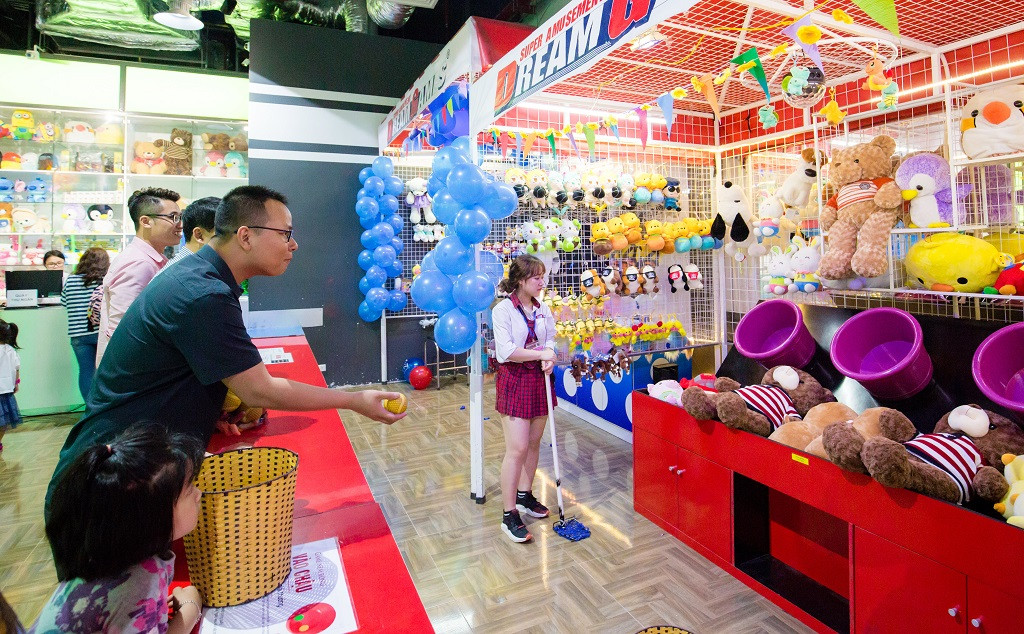 Cả nhà cùng nhau tham gia các trò chơi hoạt náo.