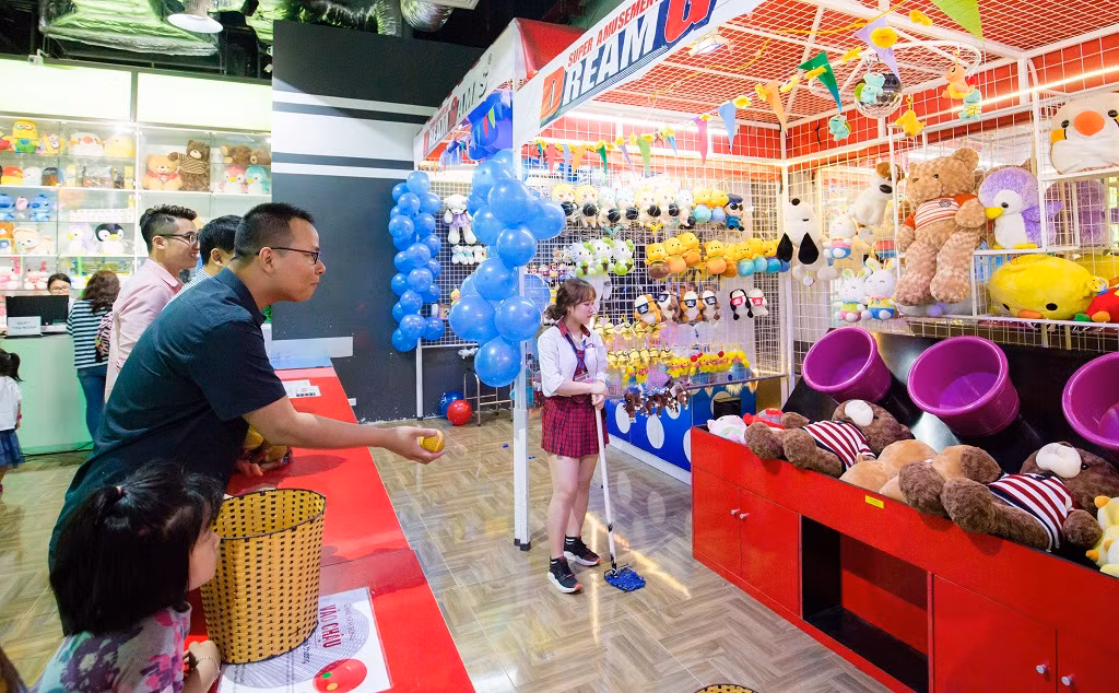 Cả nhà cùng nhau tham gia các trò chơi hoạt náo.