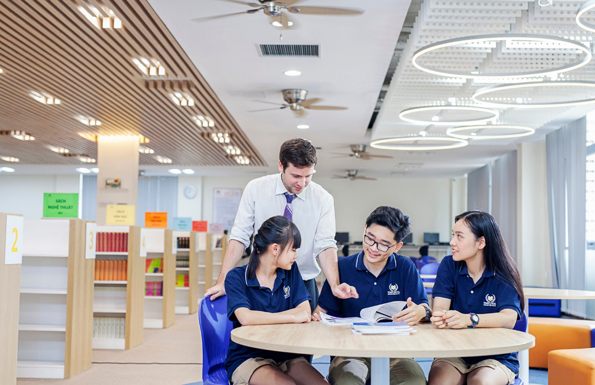 Chương trình phổ thông quốc tế Cambridge được giảng dạy bởi 100% giáo viên bản ngữ, có bằng sư phạm của các nước nói tiếng Anh và chứng chỉ giảng dạy Cambridge.