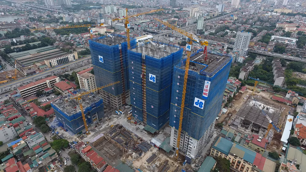 Các tòa căn hộ thuộc dự án TNR GoldSeason đang dần hoàn thiện phần thô (Ảnh chụp tháng 11/2017)