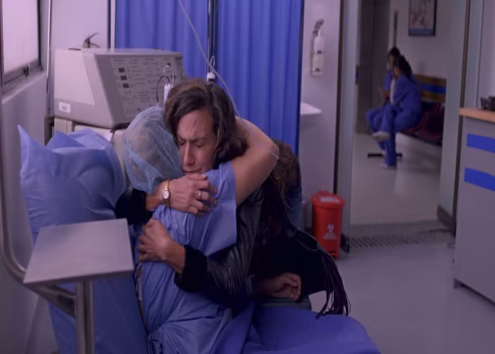 Monica làm lành với em gái.