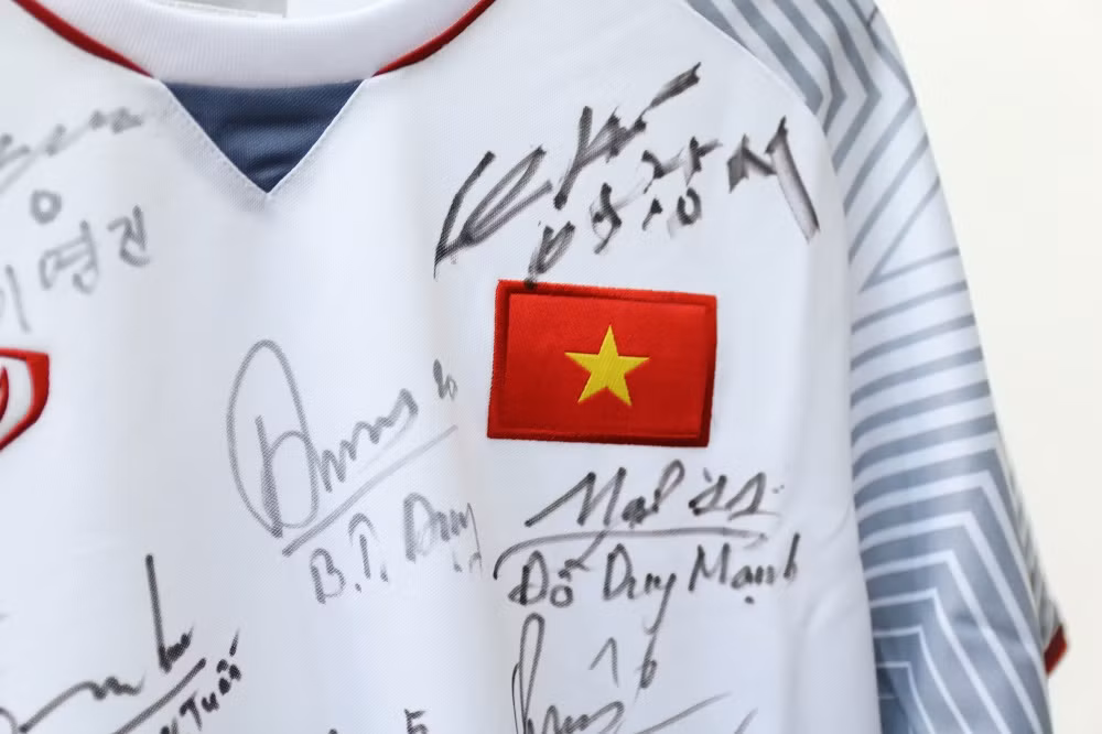 Quả bóng và chiếc áo đấu có đầy đủ chữ ký của các thành viên đội tuyển U23 Việt Nam dành tặng Thủ tướng Nguyễn Xuân Phúc. Ảnh: Đình Hoàng/VTV