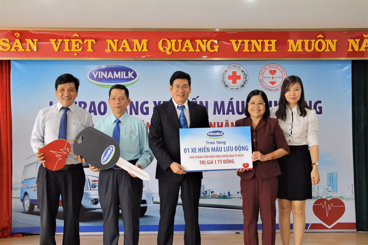 Ông Nguyễn Hồng Sinh - Giám đốc Kinh doanh toàn quốc Công ty Vinamilk trao tặng bảng tượng trưng món quà trị giá 1 tỷ đồng cho Bà Trần Thị Như Tố - Giám đốc Trung tâm hiến máu nhân đạo TP.HCM.