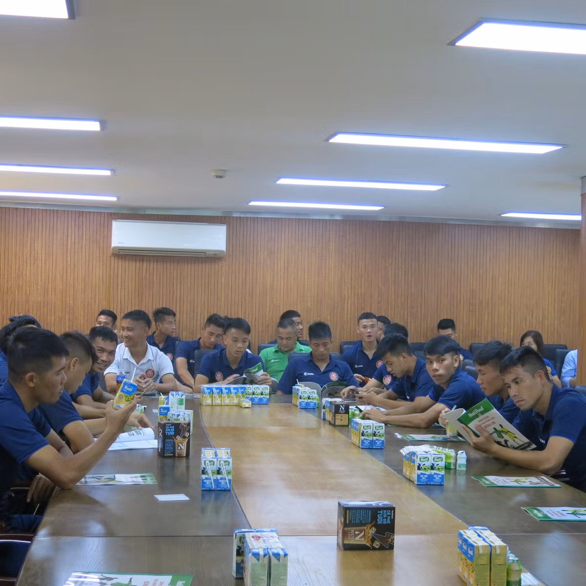 NutiFood tap huan kien thuc dinh duong cho CLB bong da Sai Gon-Hinh-2