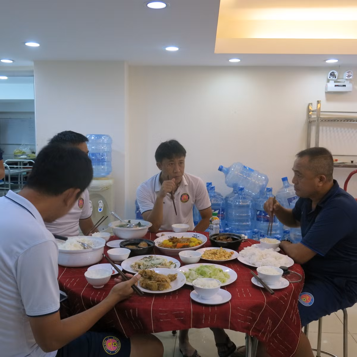 NutiFood tap huan kien thuc dinh duong cho CLB bong da Sai Gon