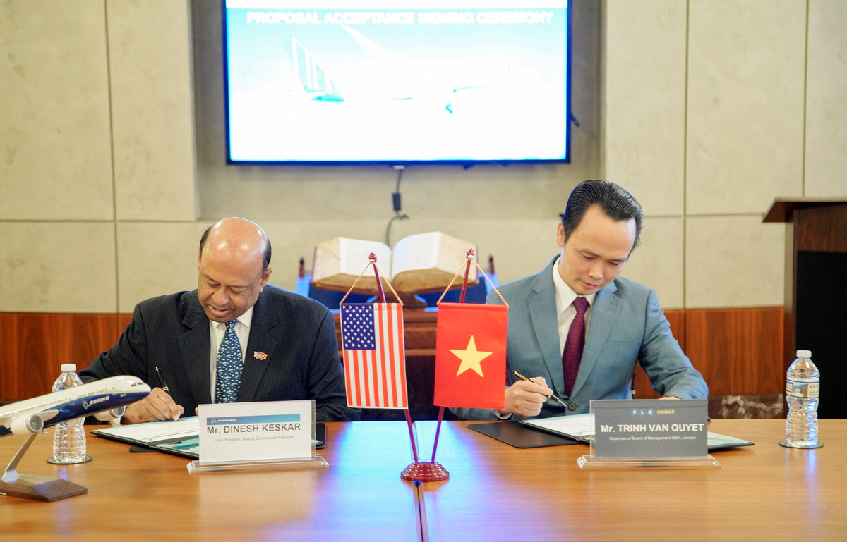 Chủ tịch Tập đoàn FLC Trịnh Văn Quyết (phải) và Phó Chủ tịch phụ trách kinh doanh khu vực châu Á – Thái Bình Dương và Ấn độ của Boeing Dinesh Keskar (trái) thực hiện lễ ký kết.