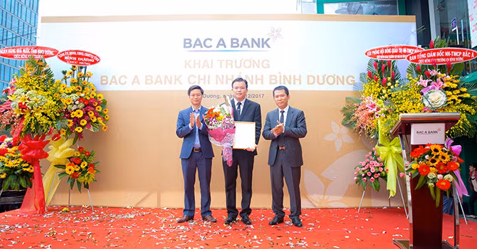 Ban lãnh đạo BAC A BANK trao Quyết định thành lập cho Giám đốc chi nhánh Bình Dương.