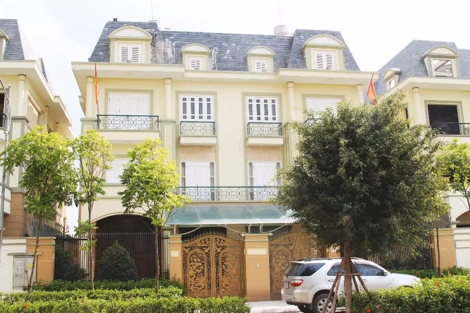 Tau biet thu sang, nhan ngan uu dai