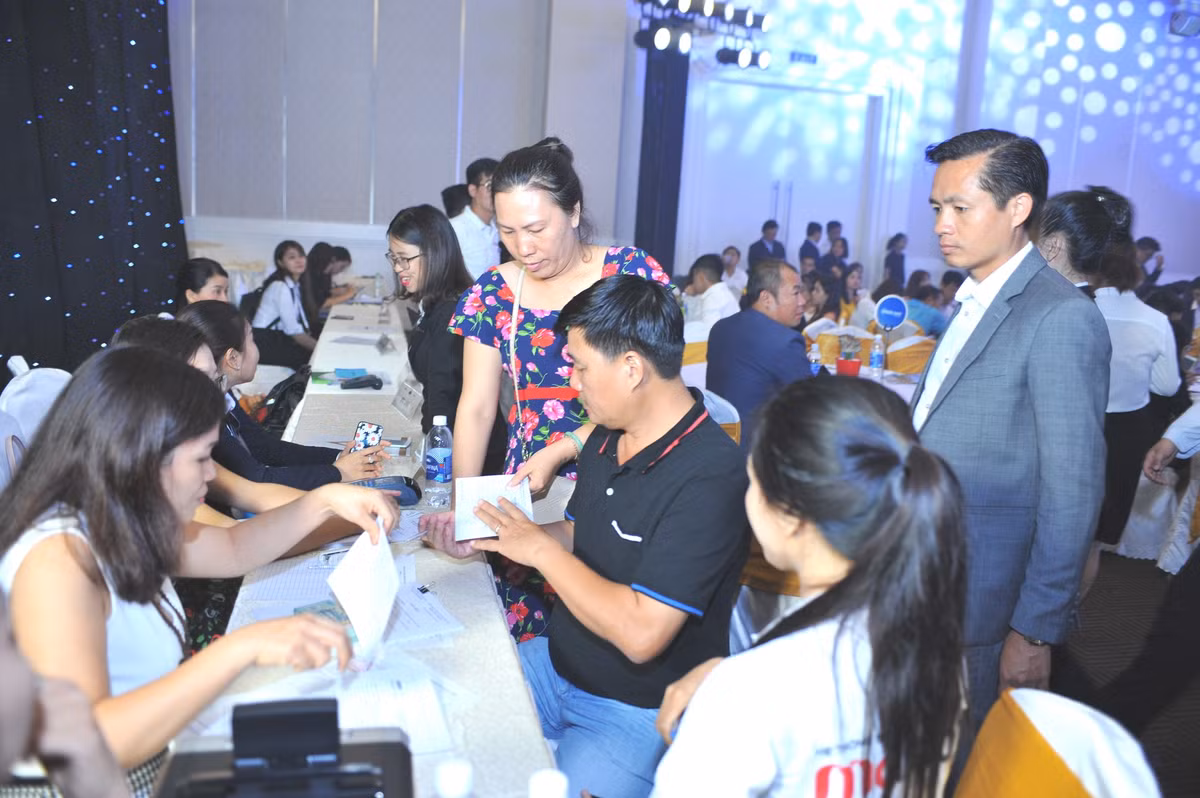 Trong buổi lễ, hàng loạt thông tin quan trọng về quy mô, tiện ích, chất lượng công trình cho đến những cơ hội đầu tư linh hoạt, hấp dẫn… của tiểu khu Western Village được Tập đoàn FLC chia sẻ chi tiết. Cùng với đó là chính sách ưu đãi từ chủ đầu tư như: Tiến độ thanh toán dài, lãi suất vay 0% năm đầu tiên, ngân hàng hỗ trợ vay lên tới 60% giá trị hợp đồng và những đặc quyền hấp dẫn khác khiến nhiều nhà đầu tư hài lòng, quyết định “xuống tiền” giữ chỗ.