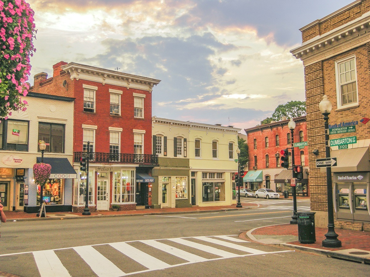 Western Village bao gồm 213 căn biệt thự, nhà phố thương mại, mini hotel, cùng nhiều tiện tích giải trí đẳng cấp như con đường lễ hội, bảo tàng Western Village, quảng trường Sundance, phố bar, casino… lấy cảm hứng từ cuộc sống tự do, phóng khoáng nhưng cũng rất thanh bình của Miền Tây Hoa Kỳ. Mỗi sản phẩm được thiết kế theo phong cách riêng biệt và sáng tạo với định hướng chức năng như mua sắm, giải trí, kinh doanh, nghỉ dưỡng… nhằm phù hợp nhu cầu đa dạng của nhiều nhà đầu tư. Thông tin chi tiết, vui lòng liên hệ: Đại lý phân phối: CenLand, Central Real, Lộc Sơn Hà, Iland, Đại Phú Thành, Mizarland, Redland, Rubyland, Starland Link, Quảng Bình Group. Fanpage: https://www.facebook.com/flcquangbinhgolfresort. Website: http://flcquangbinh.vn/ Hotline: 0908.062.456.