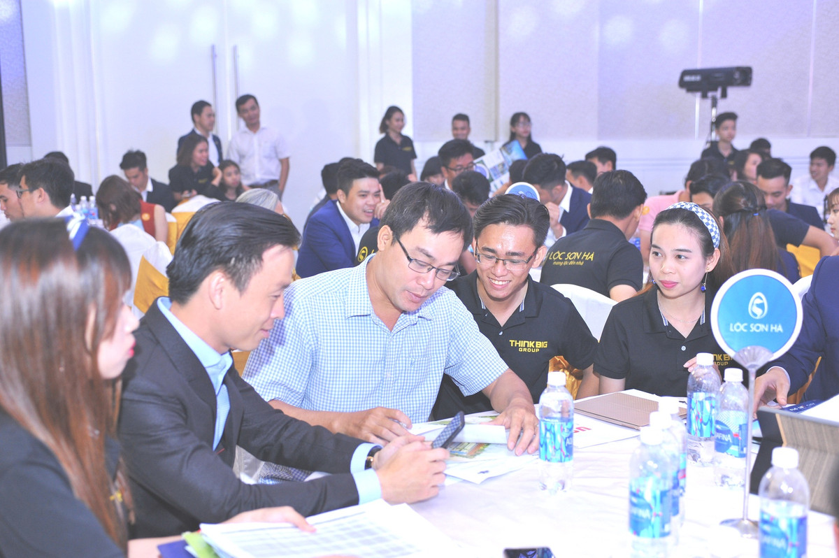 Đó chính là lý do Tập đoàn FLC tiếp tục giới thiệu ra thị trường những sản phẩm cao cấp, độc đáo chưa từng có của tiểu khu Western Village với kỳ vọng sản phẩm này sẽ tạo ra những thành tích đột phá tại TP. HCM, thị trường tiềm năng nhất khu vực phía Nam”, ông Đào Nam Phong, Phó Tổng giám đốc Tập đoàn FLC phát biểu.