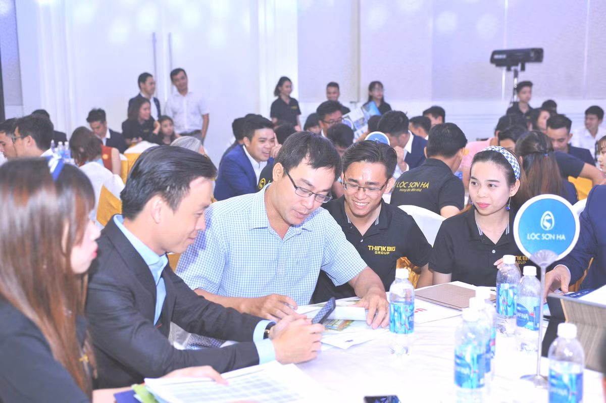 Đó chính là lý do Tập đoàn FLC tiếp tục giới thiệu ra thị trường những sản phẩm cao cấp, độc đáo chưa từng có của tiểu khu Western Village với kỳ vọng sản phẩm này sẽ tạo ra những thành tích đột phá tại TP. HCM, thị trường tiềm năng nhất khu vực phía Nam”, ông Đào Nam Phong, Phó Tổng giám đốc Tập đoàn FLC phát biểu.