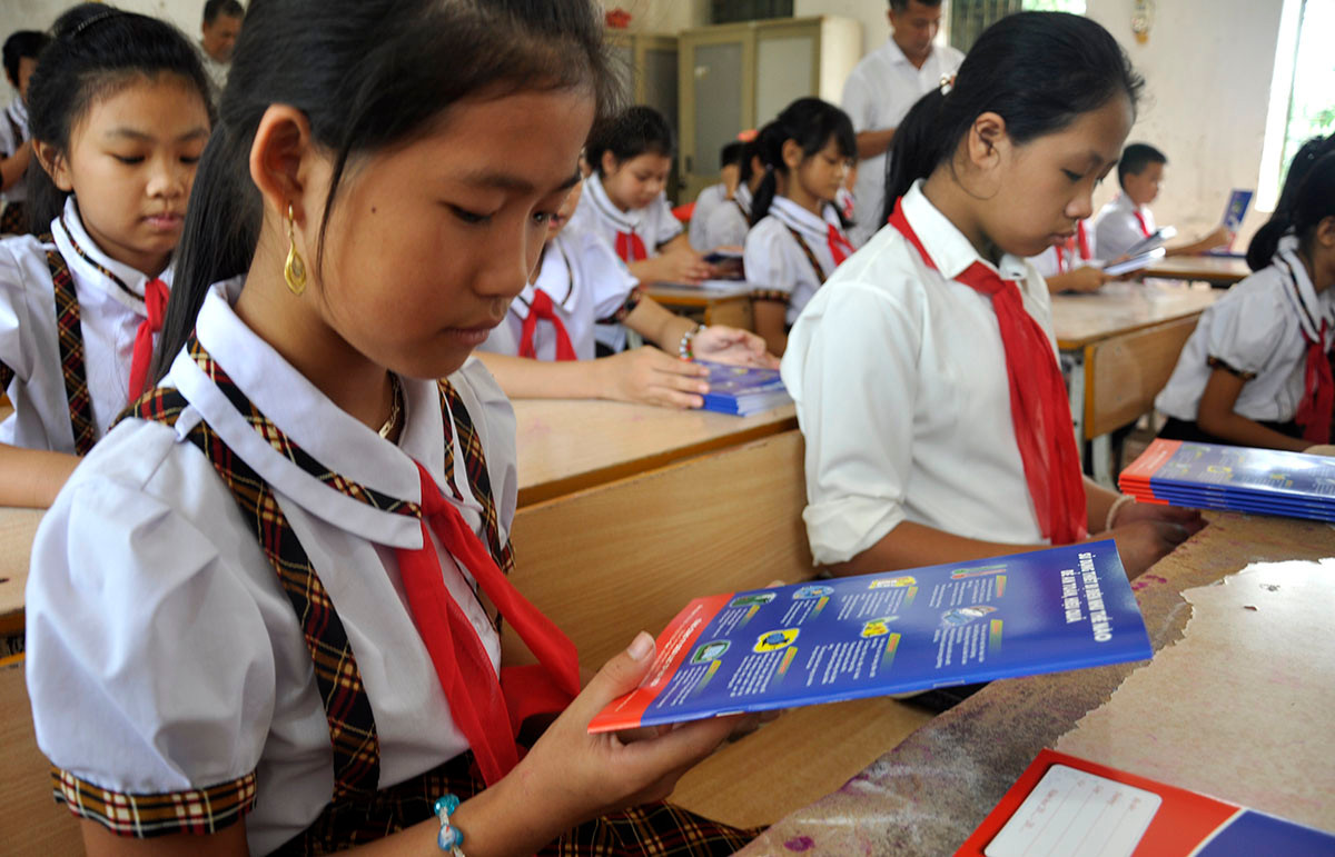 EVN HANOI trao tang 50 nghin vo moi cho hoc sinh kho khan tren dia ban Thu do-Hinh-3