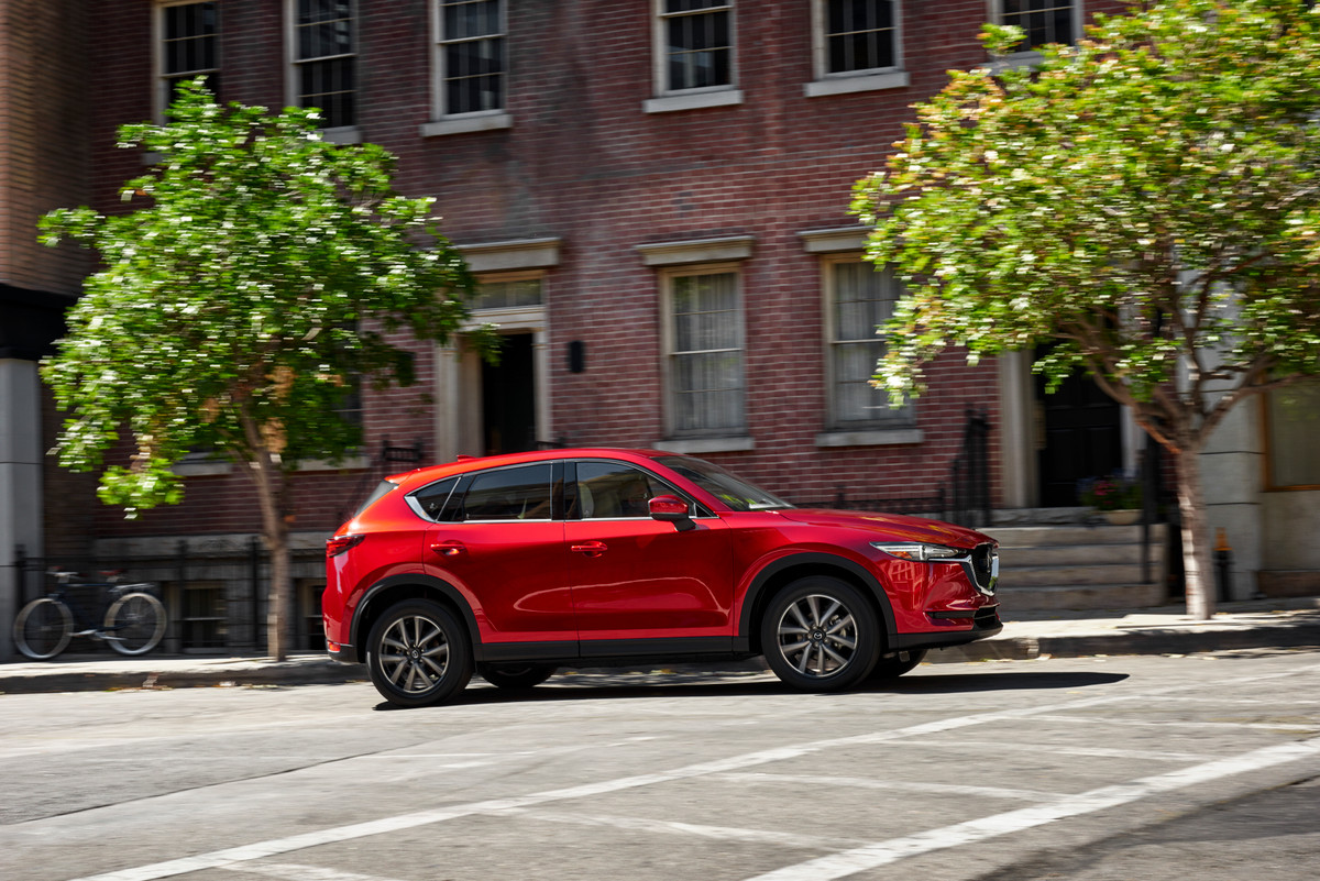 Công nghệ hỗ trợ lái xe I-Activsense bao gồm hệ thống đèn pha LED thông minh, cảnh báo điểm mù BSM...