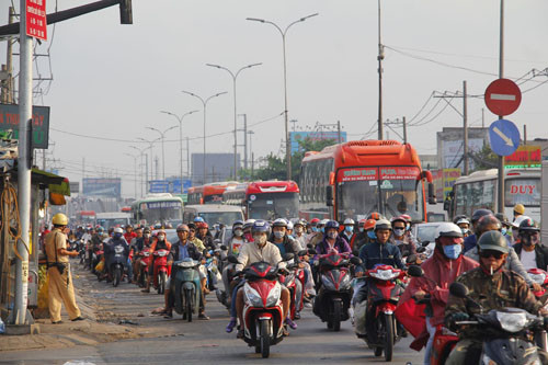 Ngay cuoi nghi le: Dan tinh un un keo ve TP HCM-Hinh-3