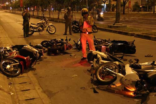 Hien truong ngon ngang vu dua xe trai phep vo tran o Sai Gon-Hinh-3