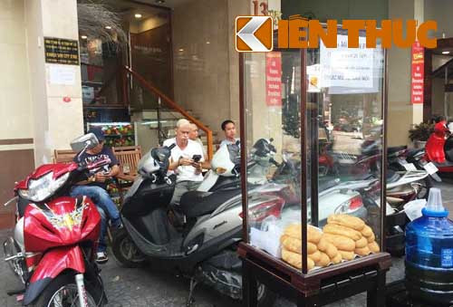 Những tủ bánh mì miễn phí ngày càng xuất hiện nhiều trên đường phố Sài Gòn