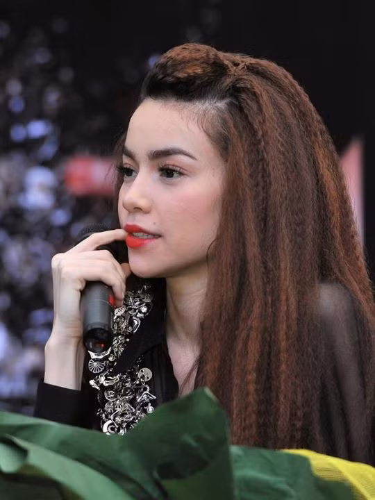 Hồ Ngọc Hà cực kỳ hiện đại và đầy lạ lẫm với kiểu tóc bấm xù cá tính.