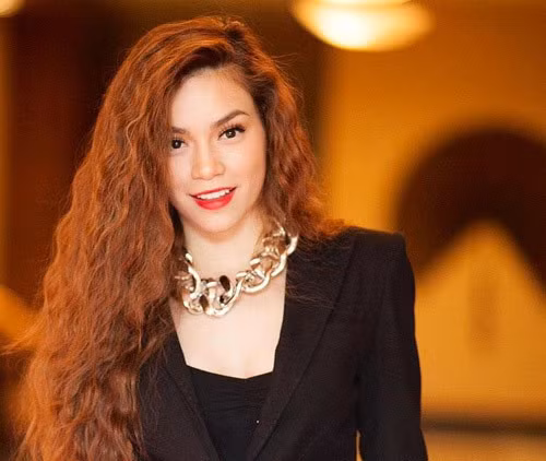 Hồ Ngọc Hà cá tính và phong cách với mái tóc xoăn xù sành điệu. Nữ hoàng quảng cáo tự tin và xinh đẹp với bất cứ kiểu tóc xoăn nào từ xoăn sóng nước quyến rũ đến kiểu tóc xoăn xù cá tính.Kiểu tóc xoăn xù mang đến cho người đẹp phong cách mới lạ, quyến rũ và tỏa sáng ở bất cứ đâu.