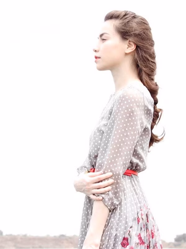 Kiểu tóc tết là kiểu tóc dịu dàng, nữ tính và cực kỳ quyến rũ được Hồ Ngọc Hà ưa chuộng.