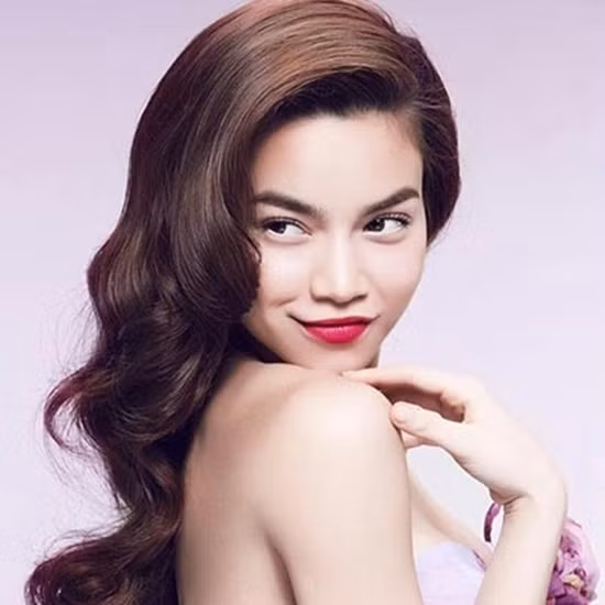 Hồ Ngọc Hà gợi cảm và cực kỳ quyến rũ khiến bạn khó có thể rời mắt với kiểu tóc xoăn lệch vai. Kiểu tóc này giúp người đẹp khoe khéo bờ vai xinh đẹp và thêm phần duyên dáng cho chủ nhân