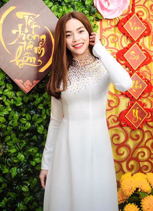 Khi kết hợp với phụ kiện cùng trang phục thì kiểu tóc dịu dàng này vẫn đẹp và đầy phong cách tạo nên đẳng cấp cho người đẹp.