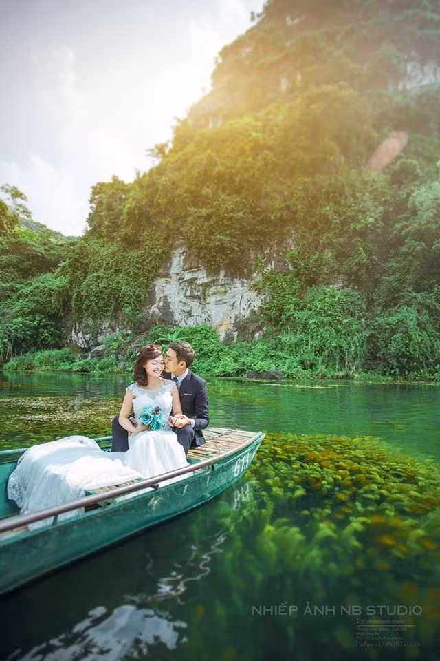 Đặc biệt cảnh sắc Tràng An đã trở thành địa điểm chụp ảnh cưới không thể chối từ của cô dâu chú rể.