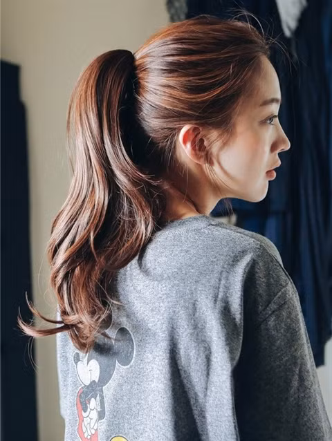 Chỉ cần buộc gọn hết lại là nhanh chóng có được diện mạo hoàn hảo hợp mọi hoàn cảnh và mọi trang phục mà bạn đang mặc. Vì thế, dù tóc bạn có rối bù sau khi đi ở ngoài đường thì chỉ cần một cây lược và chun buộc tóc là có thể xử lý dễ dàng chỉ trong vài giây.