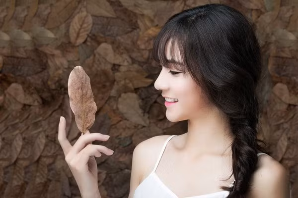 Kiểu tết xương cá lệch một bên vô cùng dịu dàng và nữ tính.