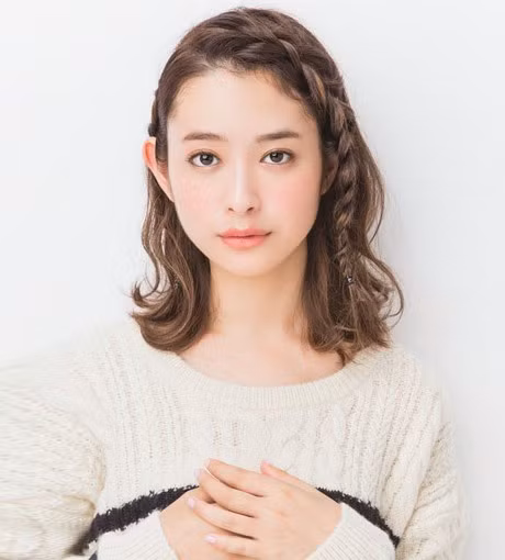 Đôi khi, bạn chỉ cần trang điểm nhẹ nhàng, diện một bộ đồ đơn giản nhưng thêm vào đó là một mái tóc tết cầu kỳ lạ mắt là bạn đã trở nên vô cùng cuốn hút rồi.