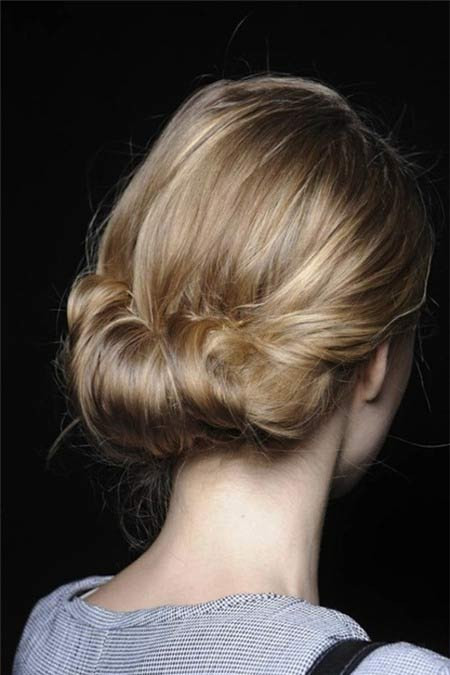 Thậm chí đây còn là một kiểu tóc dành cho cô dâu khá được ưa chuộng cơ mà! Nếu tóc quá dày và bạn lo sợ búi tóc của mình không ở đúng vị trí, hãy dùng thêm dụng cụ cố định tóc búi để an tâm hơn. Kiểu tóc đẹp này thực sự dễ làm và khó rối.