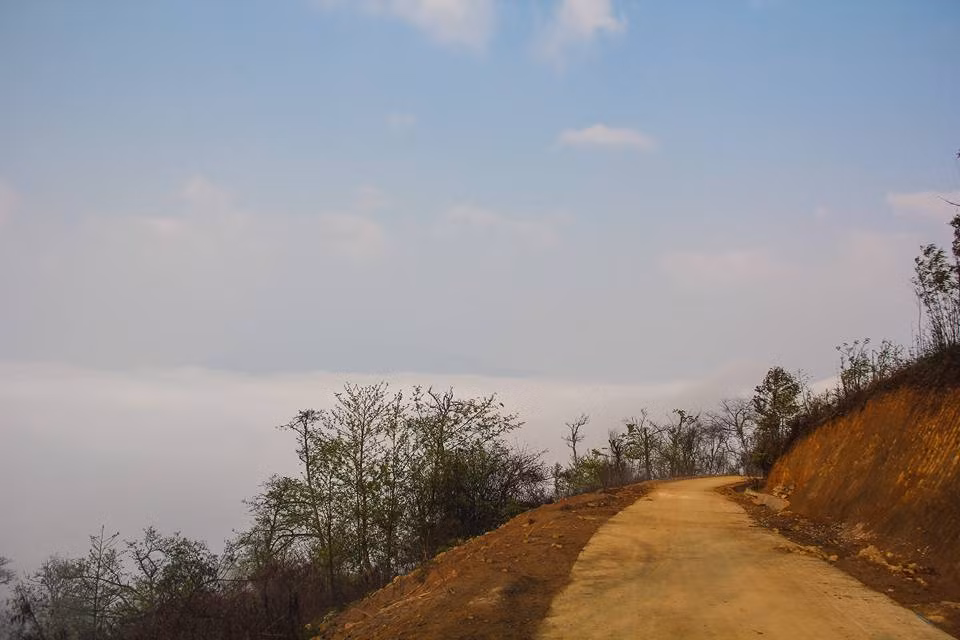 Những con đường dẫn vào thôn bản cũng đã được xây dựng, sửa chữa để thuận lợi hơn cho cuộc sống của bà con dân tộc thiểu số vùng núi cao. Ảnh: Facebook Nguyen Dai.