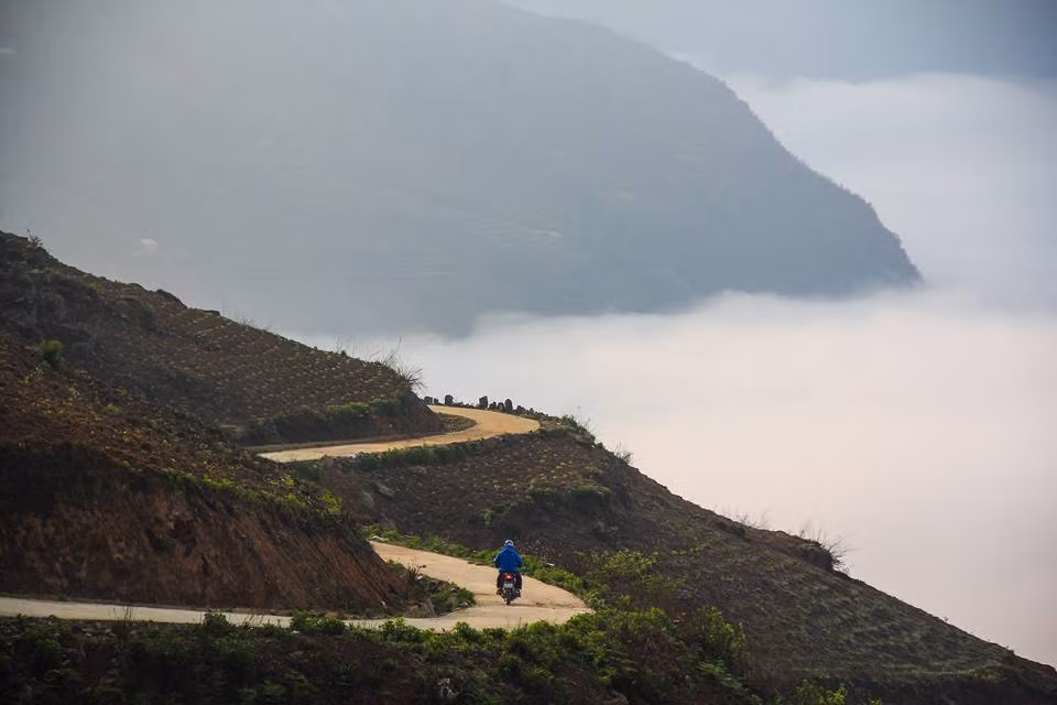 Những ngày se lạnh, khi chiều buông xuống, mây giăng kín lối, tạo nên một vẻ đẹp hùng vỹ của thiên nhiên Tây Bắc. Ảnh: Facebook Nguyen Dai.