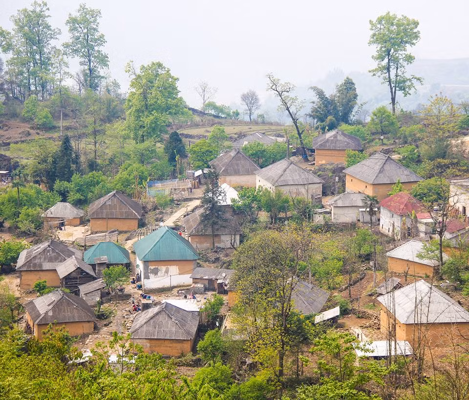 Nhìn từ xa, những ngôi nhà của người Hà Nhì giống như những cây nấm khổng lồ nằm thoai thoải bên sườn núi, khiến cho bản làng của người Hà Nhì toát lên vẻ đẹp rất riêng, hoà hợp với thiên nhiên. Ảnh: Facebook Nguyen Dai.