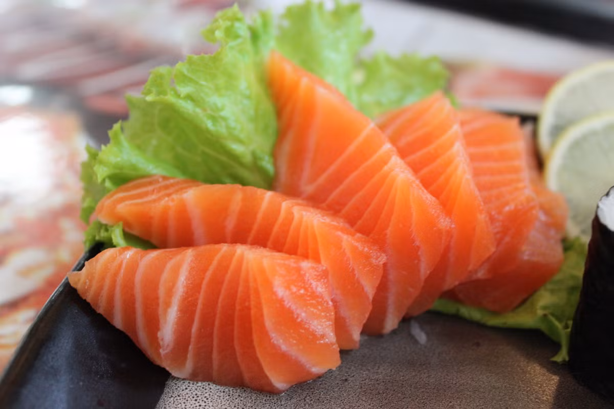 Victoria Beckham được chuyên gia da liễu Dr. Harold Lancer - người chịu trách nhiệm chăm sóc sức khỏe làn da cho cô nhiều năm - khuyên rằng nên ăn cá hồi mỗi ngày. Bất kể vào bữa sáng, trưa hay tối, Vic cần thêm món cá hồi vào thực đơn để tăng cường sức khỏe cho làn da.