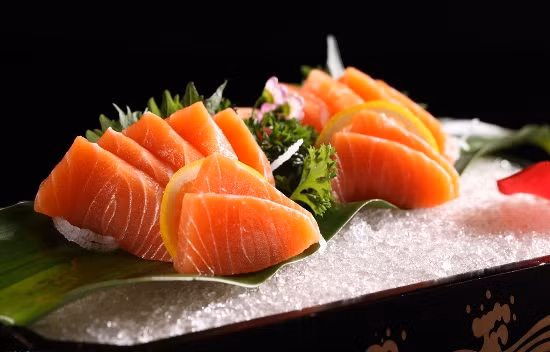 Cá hồi rất giàu axit omega 3, khuyến khích sản xuất collagen và sợi elastin, giúp da khỏe mạnh. Ngoài ra, các axit béo trong cá hồi cũng cung cấp dinh dưỡng cho nang lông và giúp duy trì mái tóc khỏe mạnh.