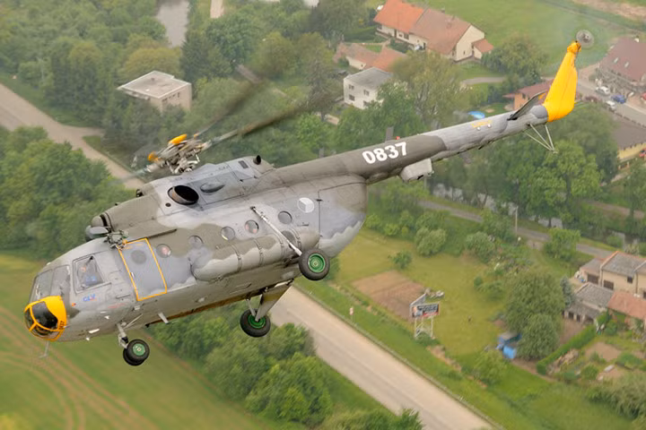 Chiếc trực thăng vận tải hạng trung Mi-17 có tốc độ tối đa chỉ 250km/giờ nhưng nó lại có một số tính năng phù hợp với việc chở quân. (Ảnh: Jetphotos)