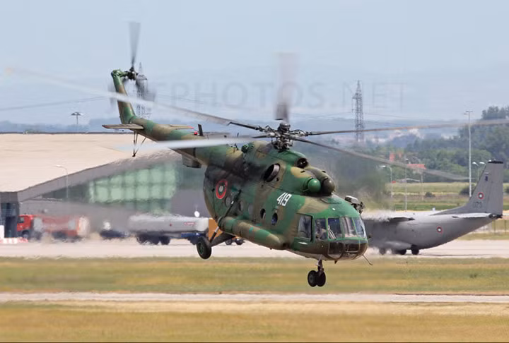 Mi-17 có tầm hoạt động 580km. Tầm hoạt động này có thể lên đến 1.065km khi được lắp thêm 2 thùng dầu phụ. (Ảnh: Jetphotos)