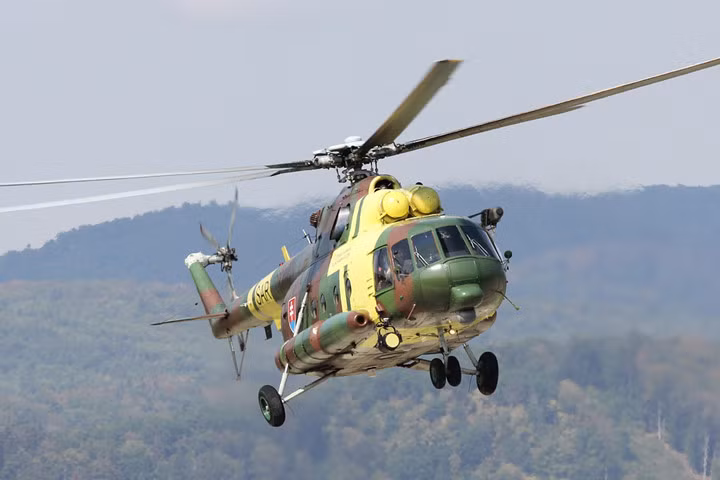 Tùy thuộc vào từng phiên bản, Mi-17 có khối lượng cất cánh tối đa 13.000kg, cho phép chở được 36 lính trang bị hạng nặng hoặc 4.000kg hàng hóa bên trong khoang với thêm trọng tải 4.500kg gắn bên ngoài. (Ảnh: Jetphotos)