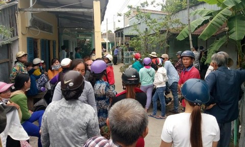 Người dân bàng hoàng sau vụ việc xảy ra. Ảnh: Công an TP HCM.