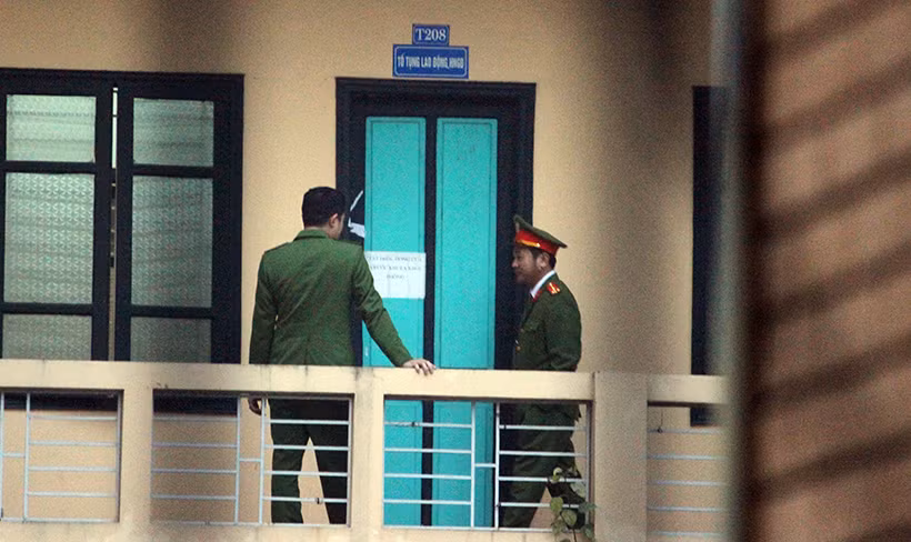 Lực lượng cảnh sát bảo vệ nghiêm ngặt trước cửa ra vào phòng chờ có các bị cáo. Dự kiến phiên tòa xét xử sẽ kéo dài đến hết ngày 6/2/2018.