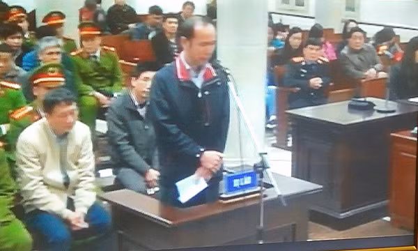 Bị cáo Vũ Đức Thuận khóc nghẹn khi lên nói lời sau cùng.