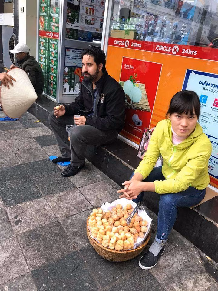 Vị khách nước ngoài bị nhóm người chặt chém trên phố cổ Hà Nội.