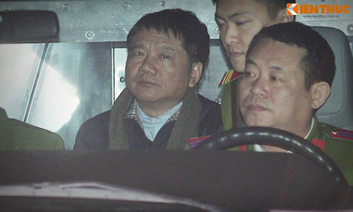 Bị cáo Đinh La Thăng trong xe bít bùng về trại giam T16.