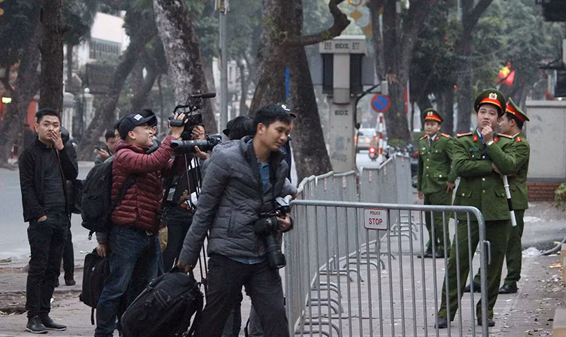 Các phóng viên báo đài có mặt từ rất sớm để đưa tin về phiên tòa xét xử. Hàng rào barie được lập chốt chặn phía trước Tòa ngăn chặn những người không liên quan đến gần.