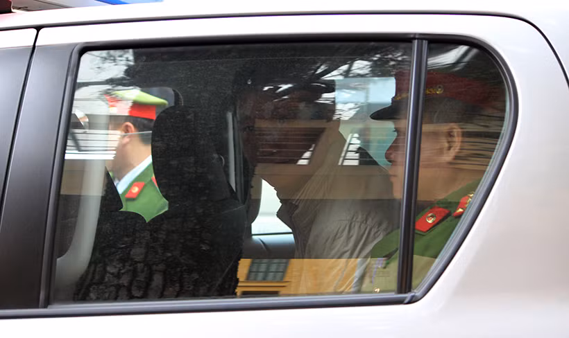 Trong vụ án này, bị cáo Trịnh Xuân Thanh phải nhận tổng mức án là chung thân. Ngồi trên xe cảnh sát, ông Thanh cố gắng ngoảnh mặt ra phía cửa xe để ngóng người thân.